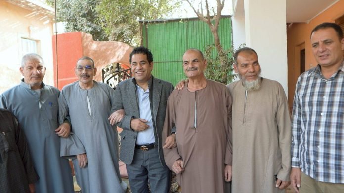 بالصور.. النائب يوسف الجميل فى جولة على منازل قرية دموشيا ليقدم الشكر لأهلها