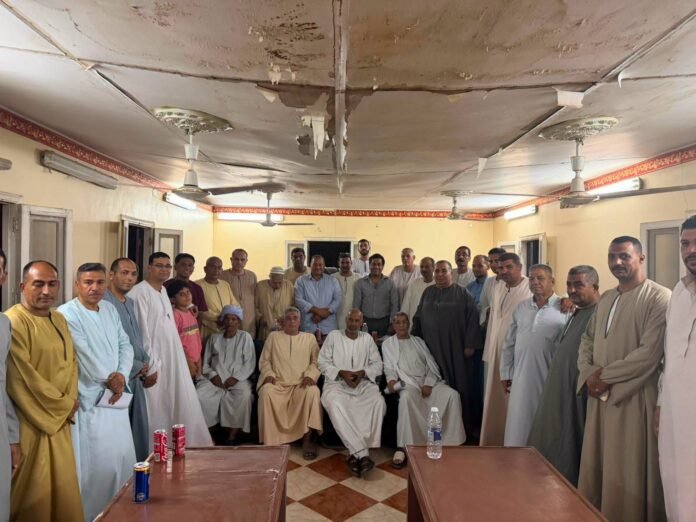 النائب يوسف الجميل فى لقاء مع أهالى قرية بنى سليمان الشرقية
